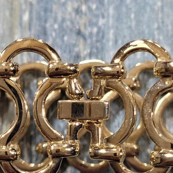 Elegant Gold Bracelet for Women - Picture 8 of 9